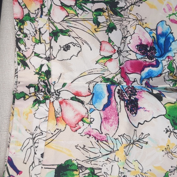 Express women's flat front shorts with hidden side zipper floral size 0 4" mid - Picture 3 of 8